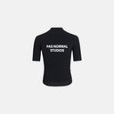 Jersey de ciclismo negro Pas Normal Studios Essential con logo blanco en la espalda, corte relajado y tejido transpirable.