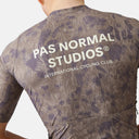 Jersey de ciclismo Pas Normal Studios Solitude Late Drop en tonos gris y ámbar con logo estampado en Velo Store Mx