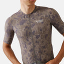 Jersey de ciclismo Pas Normal Studios Solitude Late Drop en tonos gris y ámbar con tejido microperforado en Velo Store Mx