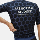 Jersey de ciclismo Velo Store Mx Essential con patrón de puntos oscuros y logo de Pas Normal Studios en la espalda