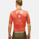 Jersey de ciclismo Pas Normal Studios Mechanism rojo con estampado texturizado, ajuste aerodinámico y logo PNS en espalda