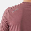 Detalle del hombro del jersey de ciclismo Velo Store Mx Velocio Delta Trail en color rosa con logo reflectante