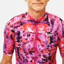 Jersey de ciclismo Velo Store Mx Essential con estampado tie-dye en tonos rosa y morado, corte relajado y cremallera.