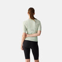 Jersey de ciclismo Velo Store Mx Velocio Ultralight verde menta con panel trasero protector, vista posterior en modelo.