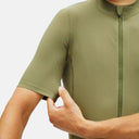 Jersey de ciclismo verde oliva Pas Normal Studios Essential con cremallera frontal y ajuste cómodo para hombre