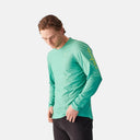 Ciclista con jersey de manga larga Velocio Ultralight verde menta, tejido de malla transpirable de Velo Store Mx.