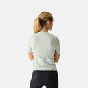 Vista trasera del jersey de ciclismo Velocio Women's ONE en color verde menta con bolsillos reforzados.