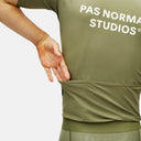 Jersey de ciclismo verde oliva Pas Normal Studios de Velo Store Mx con bolsillos traseros funcionales.