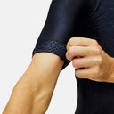 Detalle de la manga del jersey de ciclismo Pas Normal Studios Mechanism en Velo Store Mx con gripper de silicona