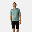 Ciclista con jersey verde agua y short negro Velocio Ultralight de Velo Store Mx para ciclismo de ruta y montaña