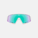 Gafas de ciclismo Velo Store Mx Koo Spectro con montura blanca y lente espejada verde y violeta de alto rendimiento.