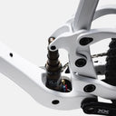 Detalle de amortiguador trasero Fox en cuadro blanco de bicicleta de montaña Velo Store Mx Lee Cougan Crossfire Trail