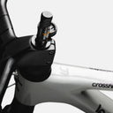 Detalle del manillar y cuadro Arctic de la bicicleta Velo Store Mx Lee Cougan Crossfire Trail con herramienta integrada