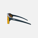 Lentes deportivos Velo Store Mx Koo Alibi con montura gris y lentes fotocromáticos de tono anaranjado, vista lateral.