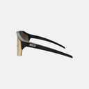 Lentes de sol deportivos Velo Store Mx Koo Alibi con montura negra de Grilamid y lente Zeiss espejada en vista lateral