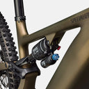 Detalle del cuadro de carbono Satin Burnt Gold y amortiguador FOX Float X de la bicicleta Velo Store Mx Levo Expert