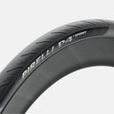 Llanta de bicicleta de ruta Pirelli P4 Sport negra con diseño de banda de rodadura eficiente, disponible en Velo Store Mx