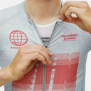 Maillot de ciclismo Pas Normal Studios Mechanism en color light aqua con detalles gráficos rojos y cremallera YKK.