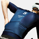 Ciclista con maillot azul marino Pas Normal Studios Mechanism de corte aerodinámico y tejido transpirable en Velo Store Mx