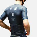Ciclista con maillot azul marino Pas Normal Studios Mechanism de corte aerodinámico y tejido técnico transpirable