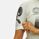 Maillot de ciclismo Pas Normal Studios Mechanism en color blanco roto con detalles gráficos y ajuste aerodinámico