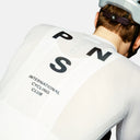 Ciclista con maillot blanco Pas Normal Studios Mechanism de tejido técnico transpirable y ajuste aerodinámico