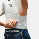 Ciclista con maillot blanco Pas Normal Studios Mechanism de Velo Store Mx mostrando los bolsillos traseros