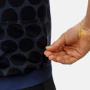 Detalle de bolsillo trasero con cremallera en maillot de ciclismo Pas Normal Studios Dot Dark Navy de Velo Store Mx