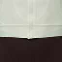 Detalle de la cremallera y tejido técnico color crema del maillot Pas Normal Studios Essential Light en Velo Store Mx