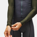 Maillot de ciclismo de manga larga Pas Normal Studios Mechanism en color verde oliva y gris con ajuste aerodinámico.