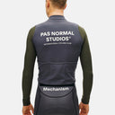 Vista trasera del maillot de ciclismo Velo Store Mx Pas Normal Studios Mechanism gris con mangas largas verde oliva.