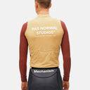 Maillot de ciclismo de manga larga Pas Normal Studios Mechanism en tonos beige y granate con ajuste aerodinámico.