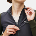 Ciclista con maillot de manga larga Pas Normal Studios Mechanism Pro en tonos gris y verde oliva con cremallera YKK