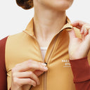 Maillot de ciclismo Pas Normal Studios Mechanism Pro para mujer en tonos ocre y granate con cremallera YKK en Velo Store Mx