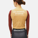 Vista trasera del maillot de ciclismo Pas Normal Studios Mechanism Pro en tonos beige y granate sobre una ciclista