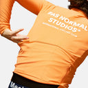 Maillot de ciclismo naranja Pas Normal Studios Mechanism Pro para mujer con bolsillos traseros y logo en la espalda