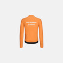 Maillot de ciclismo de manga larga Pas Normal Studios Mechanism en color naranja con logo blanco y bolsillos traseros.
