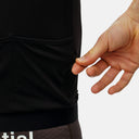 Detalle del bolsillo trasero del maillot negro Pas Normal Studios Essential Light en Velo Store Mx