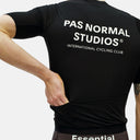 Ciclista con maillot negro Pas Normal Studios Essential Light, mostrando los bolsillos traseros en Velo Store Mx.