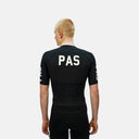 Ciclista de espaldas vistiendo el maillot negro Pas Normal Studios Mechanism Pro con ajuste aerodinámico profesional.