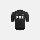 Maillot de ciclismo negro Pas Normal Studios Mechanism Pro con ajuste aerodinámico, tejidos elásticos 4D y logo blanco.