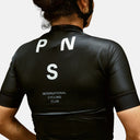 Maillot de ciclismo negro Velo Store Mx Pas Normal Studios Mechanism con logo blanco y ajuste aerodinámico