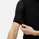 Detalle de la manga de malla transpirable en el maillot negro Pas Normal Studios Essential Light de Velo Store Mx