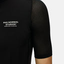 Detalle del maillot de ciclismo negro Velo Store Mx Pas Normal Studios con tejido técnico transpirable en la manga