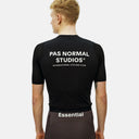 Vista trasera del maillot de ciclismo Pas Normal Studios Essential Light en color negro con logo blanco