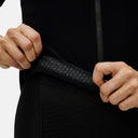 Detalle de la banda elástica con agarre de silicona en el maillot de ciclismo negro Velo Store Mx para mujer