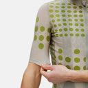 Maillot de ciclismo Velo Store Mx Essential con estampado de puntos verdes sobre fondo hueso y mangas de corte láser.