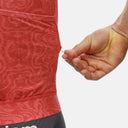 Detalle del bolsillo lateral con cremallera en el maillot de ciclismo Velo Store Mx Pas Normal Studios rojo