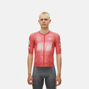 Ciclista con maillot rojo Pas Normal Studios Mechanism de ajuste aerodinámico y estampado técnico en Velo Store Mx