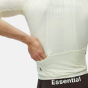 Jersey de ciclismo Velo Store Mx Pas Normal Studios Essential Light en color off white con bolsillos traseros